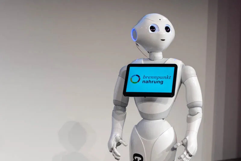 6c42f0246c5a9c3515c0389f141bb4c9d2f0b84a Roboter wie Pepper können mit Menschen interagieren. Noch ist offen, ob er (oder sie) Anwendung in der Landwirtschaft finden kann. Fest steht, dass neue Technologien die Art der Landwirtschaft verändern werden. (Bild hja)