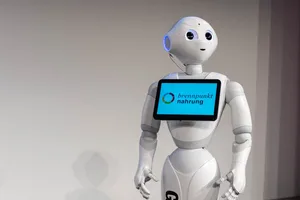 Roboter wie Pepper können mit Menschen interagieren. Noch ist offen, ob er (oder sie) Anwendung in der Landwirtschaft finden kann. Fest steht, dass neue Technologien die Art der Landwirtschaft verändern werden. (Bild hja)