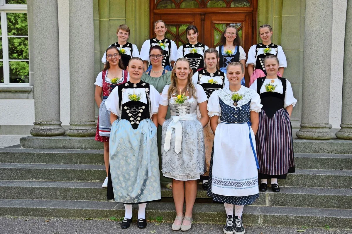 e3ebf1825c4d6a4e375d6450a54438e0a7744bb06ea7c4d27fe210e57d42a7a8 In einer berührenden Feier schlossen die zwölf Absolventinnen am Mittwoch ihr Bildungsjahr Hauswirtschaft am Waldhof ab.