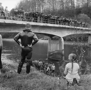Die Suche nach der Leiche des Landmaschinenhändlers Peter Stadelmann an der Reussbrücke zwischen Mülligen AG und Birmenstorf AG. (Bild Jost©StAAG/RBA1-1-24077-1_3)