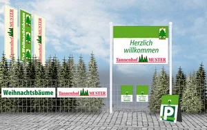 Musterbeispiel: Gruppierte Frahnen, einheitliche Planen und Schilder. Klar ersichtlich ist auch das Logo des Betriebs und das Logo der norddeutschen CHristbaum-IG «Die Norddeutsche». (Bild: zVg)