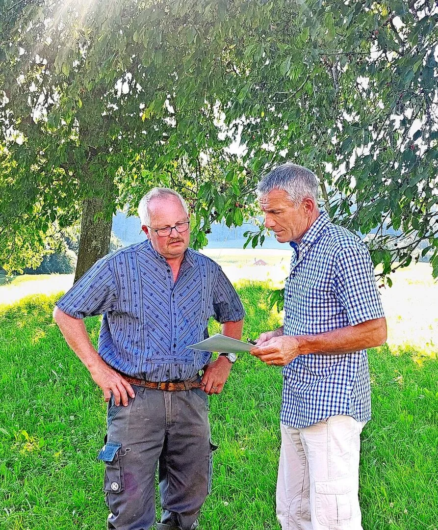 Andreas Widmer (rechts) im Gespräch mit einem Landwirt: Er rät, gut vorbereitet in Verhandlungen zu gehen.