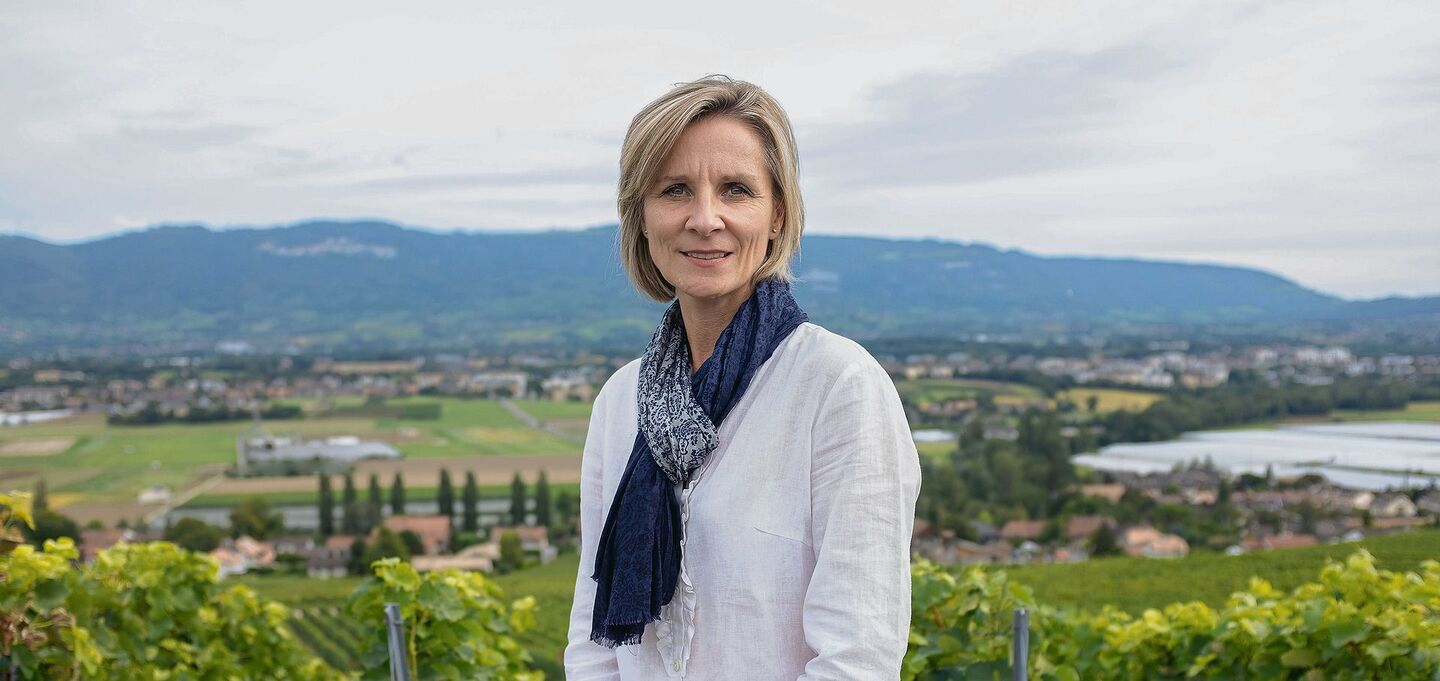 Simone de Montmollin (54) wurde in Lausanne geboren. Sie ist verheiratet und Mutter von zwei Töchtern. In ihrer Freizeit tankt sie in den Bergen oder auf dem Wasser neue Energie.