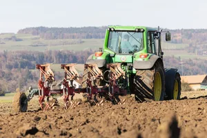 Da bei der Winterfurche der Boden den ganzen Winter über unbedeckt ist, besteht ein erhöhtes Risiko von Nährstoffauswaschung und Erosion. Es bestehen keine Pflanzen, welche die durch den Pflug freigesetzten Nährstoffe aufnehmen können.