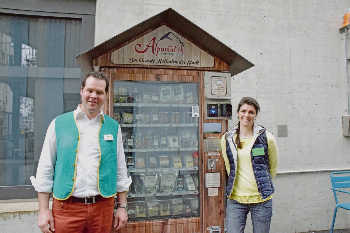 Ein Aqriqnet-Projekt: Erfinderin Margrit Abderhalden mit ihrem Alpomat, hier mit Lieferant Christian Bruhin in Zürich Oerlikon.(Bild et)
