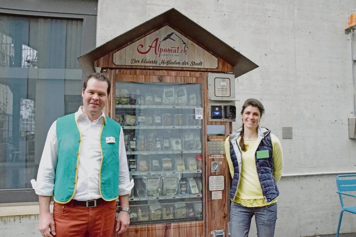 c8f558e2470fde1a5a8fa473c8e080f0aca90928 Ein Aqriqnet-Projekt: Erfinderin Margrit Abderhalden mit ihrem Alpomat, hier mit Lieferant Christian Bruhin in Zürich Oerlikon.(Bild et)