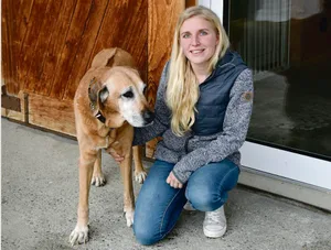 Susanne Gerber-Zwygart mit ihrer Hündin India. Die Bäuerin hat in ihrer Hundepension Platz für weitere 19 Hunde. (Bild Barbara Heiniger)