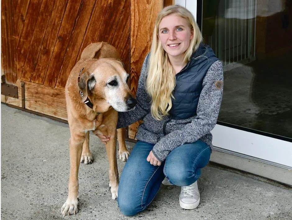 a82c4469de9472ba2884afee00d0a98fb71056f8 Susanne Gerber-Zwygart mit ihrer Hündin India. Die Bäuerin hat in ihrer Hundepension Platz für weitere 19 Hunde. (Bild Barbara Heiniger)