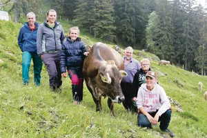 Familie Kennel – Mutter Regula, Nicole, Michaela, Vater Markus, Marco und Nadia – mit Zaster Zinnia.(Bild Reto Betschart)