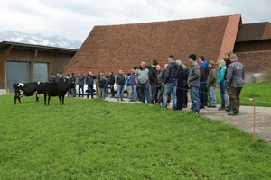 Nach einem Vortrag über die Reduktion von Treibhausgassen aus der Milchproduktion bot die Tagung einen Einblick in den Betrieb der Familie Bühlmann.