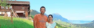 Ruth und Ruedi Schelbert geniessen auf ihrem Biohof nicht nur die herrliche Aussicht, sondern auch den Austausch mit ihren Feriengästen.
