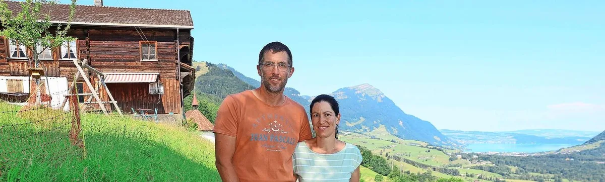 faf9aeb2b6bbc379382e944647e7c2b69454e8fa791f571cf9810873e69e0637 Ruth und Ruedi Schelbert geniessen auf ihrem Biohof nicht nur die herrliche Aussicht, sondern auch den Austausch mit ihren Feriengästen.