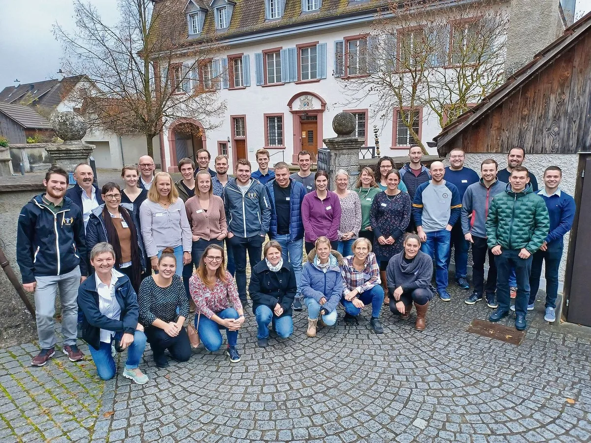 Die Absolventen von höheren Agrar-Bildungsgängen beim Treffen mit dem Vorstand des Bauernverbands Aargau in Kirchdorf, wo im Hirschen Regionalprodukte genossen wurden.