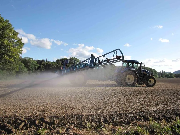 4fc2fa3fc7692caae0af31f6002c22f5dd4b6359 Pflanzenschutz: Ein Thema, das derzeit viele Gemüter bewegt und teilweise erhitzt. (Bild Jérémie Suchet/landwirtschaft.ch)