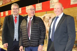 Direktor und Präsidenten (v.l.n.r.): Christoph Böbner (Direktor), Dominique Savary (Ehrenpräsident), Ueli Bach (neuer Präsident).