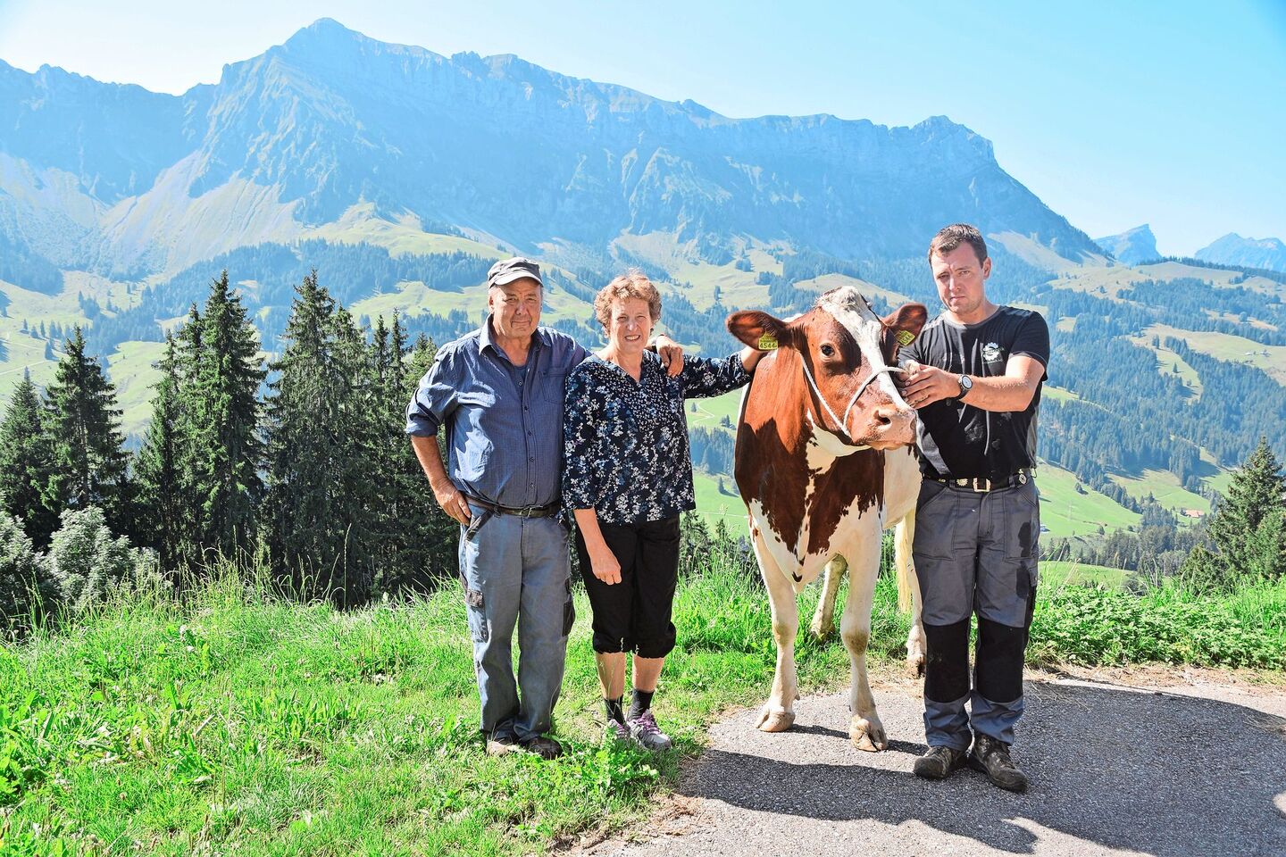Hans und Rösi Fankhauser mit Sohn Hanspeter. Dieser hält an der Halfter die schöne Evert Aria.