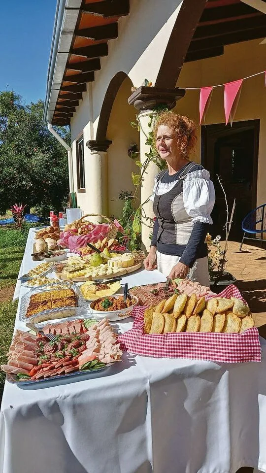 f865af69de586c2812797e223639e2abd4c74c2de99b6d841e9719208b45de85 Der erfolgreiche Sonntagsbrunch auf dem Hof wird erweitert durch einen Marktstand und einen eigenen Hofladen in der kleinen Käserei. Besonders beliebt sind Käse, Brot und Honig.