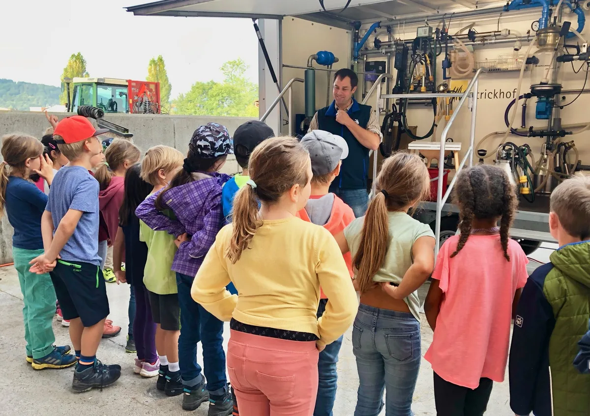 strickhof_schultage_melken An den Strickhof Schultagen berühren Schüler oft zum ersten Mal eine Kuh