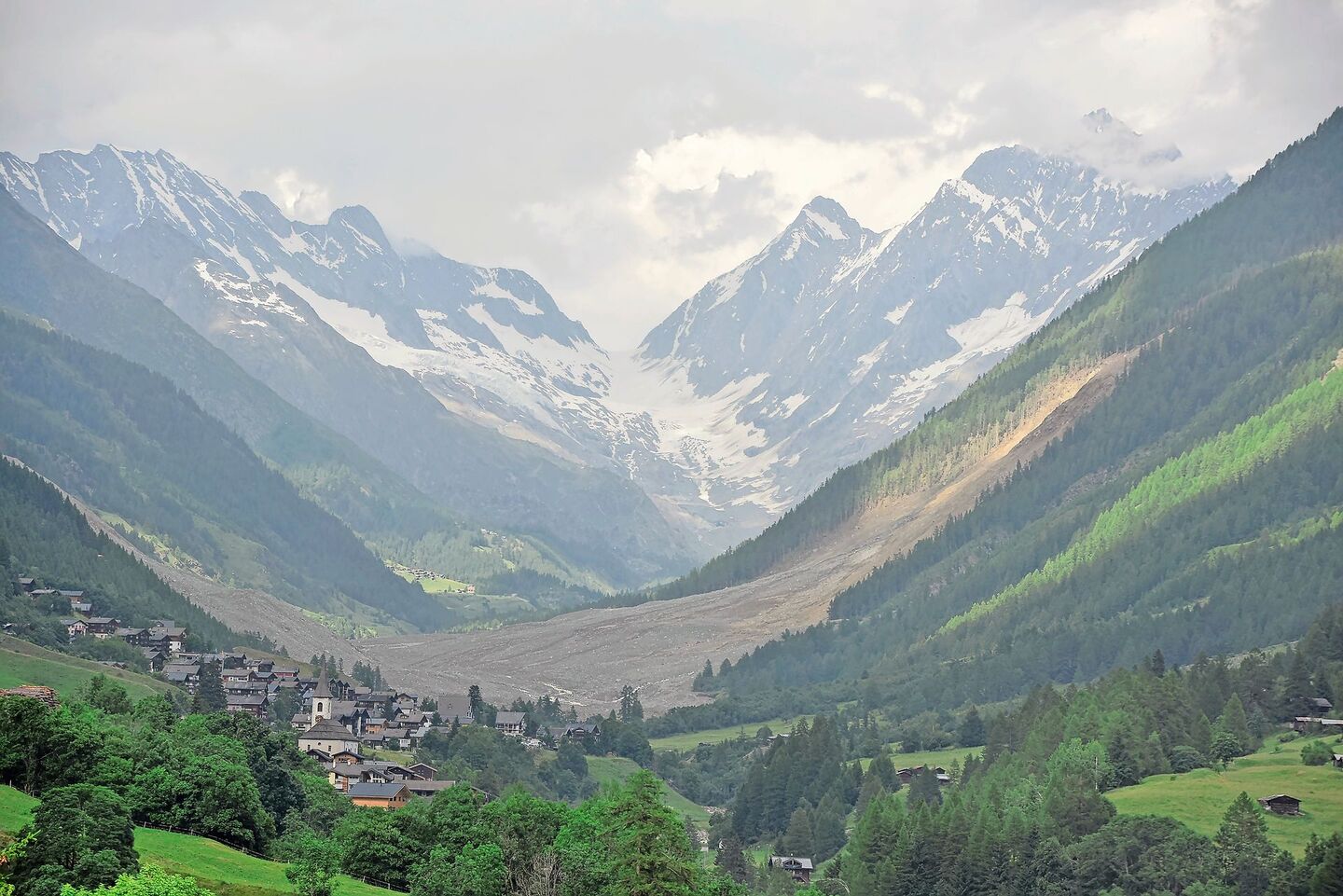 Von Ferden aus hat man einen guten Blick nach Blatten. Die Landwirtschaft im Lötschental will nach dem Bergsturz die Herausforderungen anpacken.