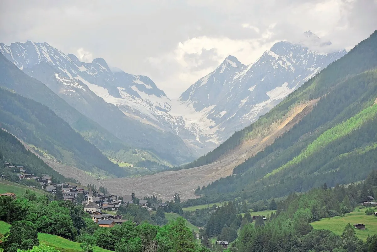Von Ferden aus hat man einen guten Blick nach Blatten. Die Landwirtschaft im Lötschental will nach dem Bergsturz die Herausforderungen anpacken.