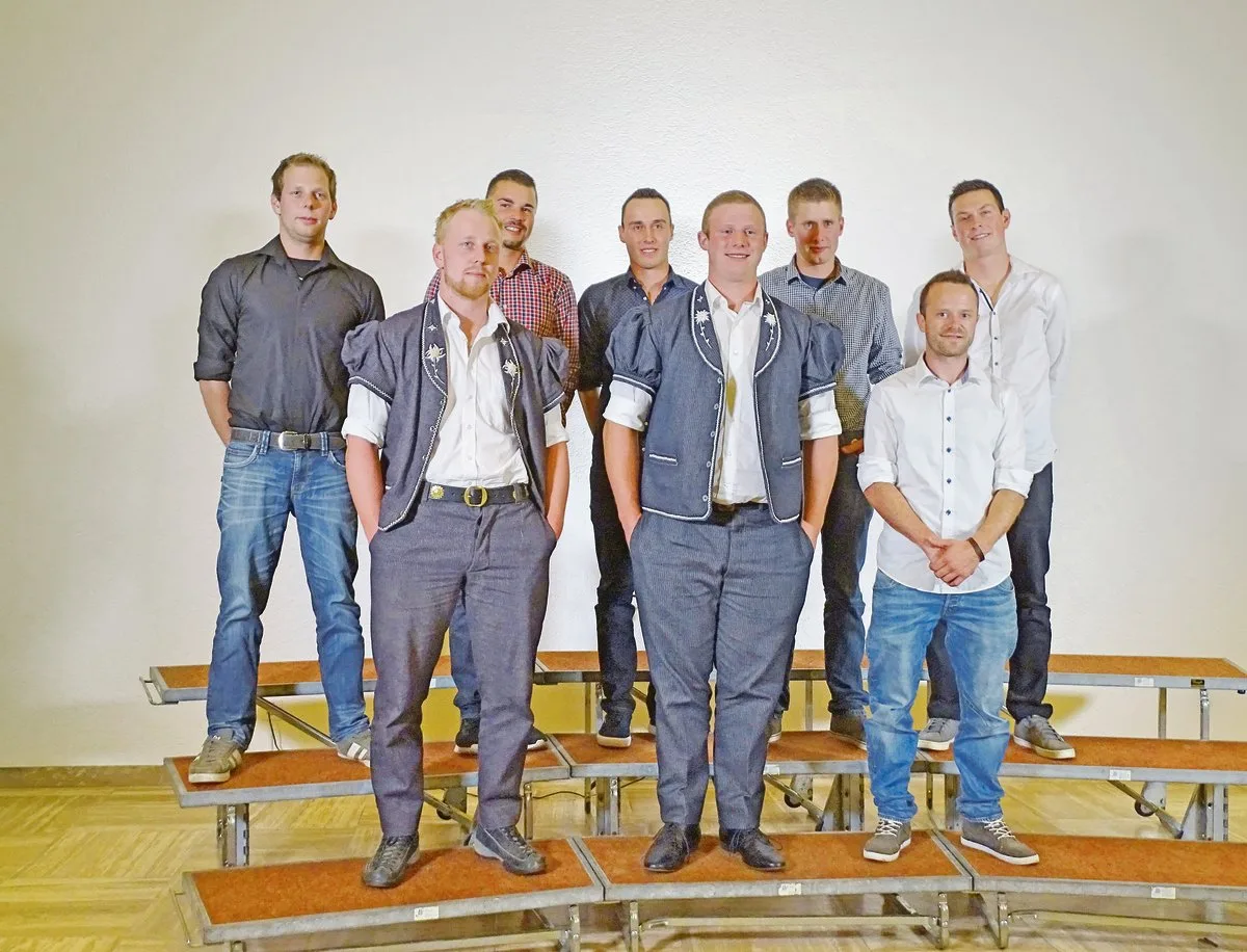 b7e8b38cebde0184a732afe3ede6341ca3814b53 Diese acht Herren haben die Betriebsleiterschule erfolgreich abgeschlossen und durften sich entsprechend feiern lassen. (Bilder Sacha Jacqueroud)