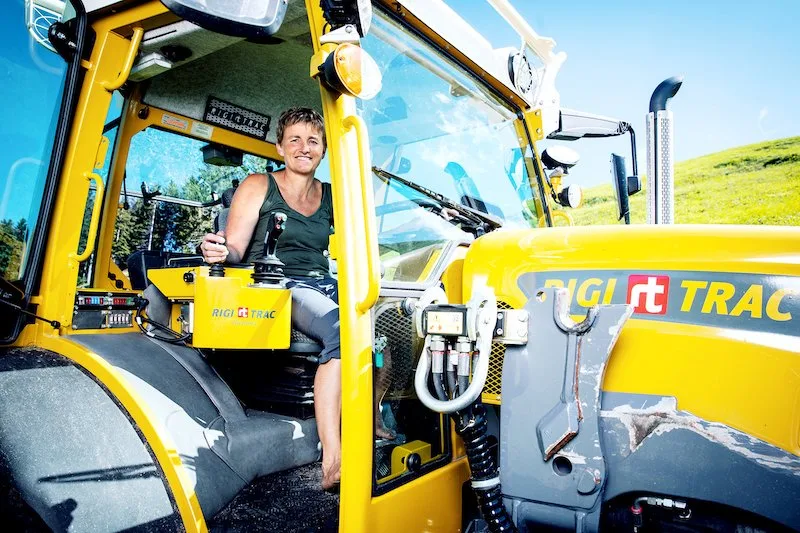 1eeb01dd0b6434b58911e2447c3079ad55fb59b6 Vreni Hüberli übernimmt auf dem Bergbauernbetrieb oberhalb von Ennetbühl diverse Arbeiten, sei es im Stall oder mit dem Traktor. (Bild Ueli Christoffel/SRF)