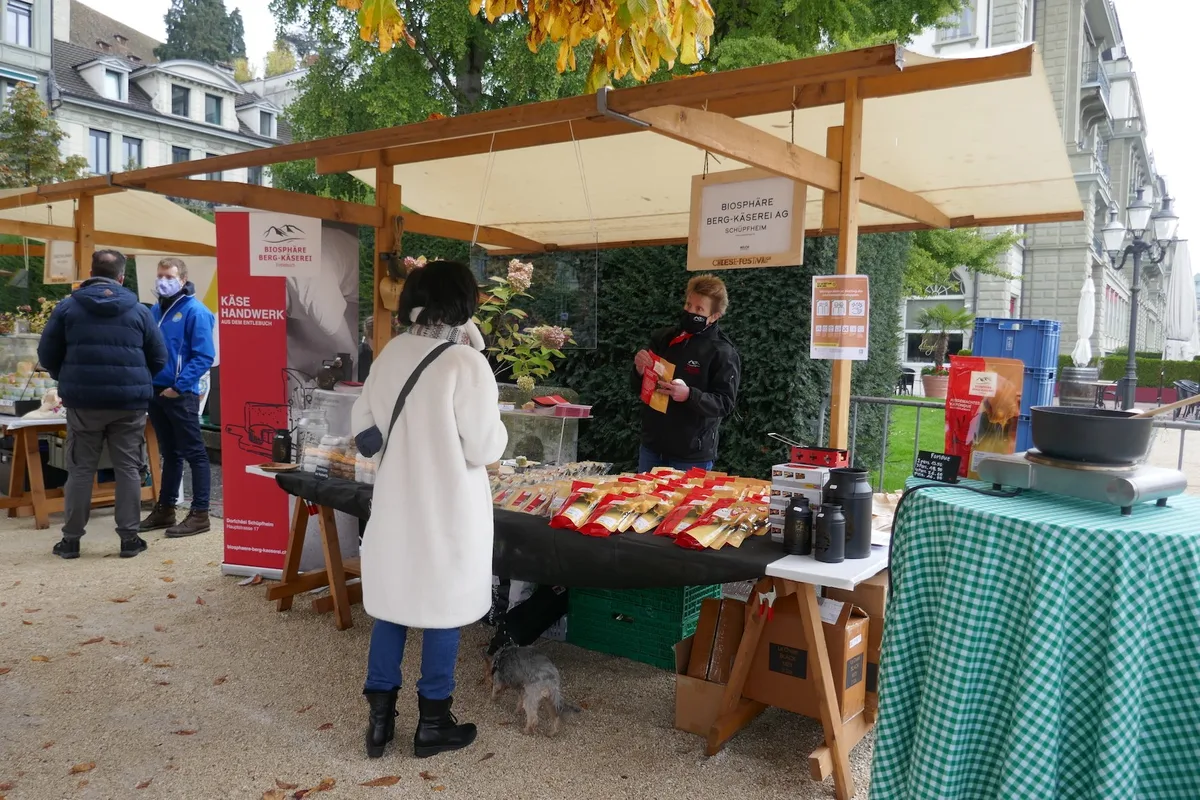 7f7d92e293baeaee0bbd1ca7e6a66db895221fa6 Auf dem Kurplatz vor dem Pavillon in Luzern fand letztes Wochenende das Cheesefestival statt. Trotz der Maskenpflicht kamen viele Leute vorbei, um die Käser zu unterstützen. (Bilder Mirjam Birrer)