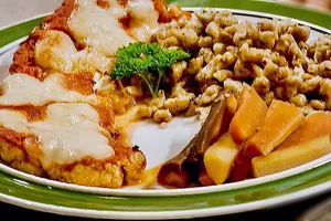 Als vegetarische Hauptspeise serviert Rahel Baumann ein Blumenkohl-Steak mit Haselnuss-Spätzli und glasierten Rüebli.