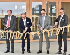 Marc Mächler hat das Ribel-Stroh-Band als erster mit der grossen Schere durchtrennt. (Bild Heidy Beyeler)