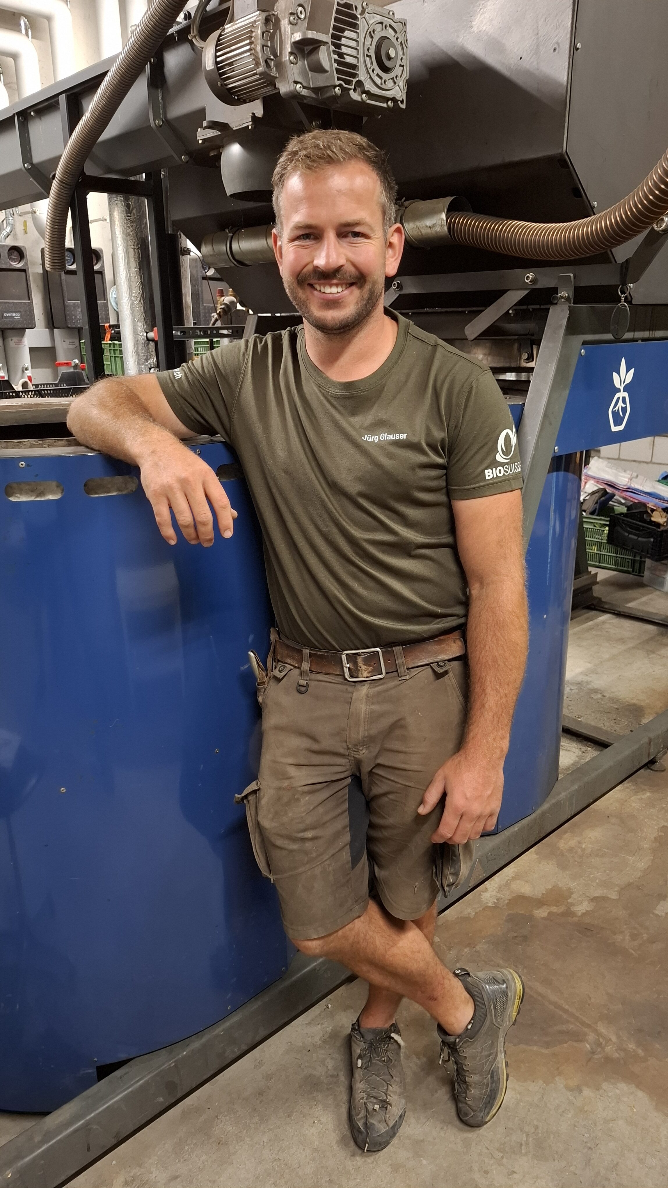 Jürg Glauser von der Biobaumschule Glauser in Noflen BE beheizt mit einer Pyrolyseanlage das Betriebsgebäude und das Bauernhaus. Nebst Wärme produziert die Anlage Biokohle, die als Bodenverbesserer eingesetzt werden kann und CO2 bindet.