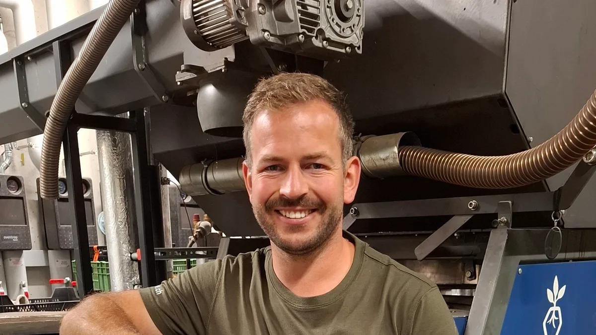 Jürg Glauser Pyrolyseanlage Jürg Glauser von der Biobaumschule Glauser in Noflen BE beheizt mit einer Pyrolyseanlage das Betriebsgebäude und das Bauernhaus. Nebst Wärme produziert die Anlage Biokohle, die als Bodenverbesserer eingesetzt werden kann und CO2 bindet.