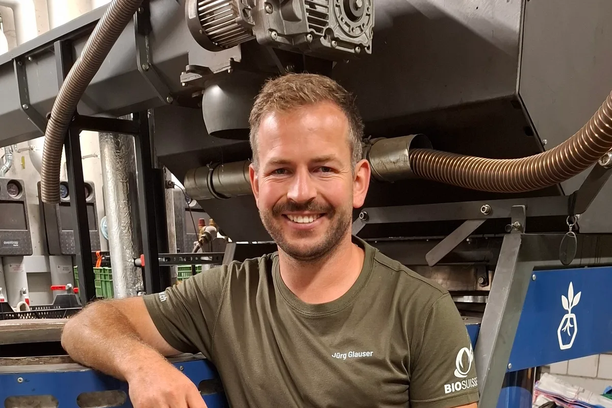 Jürg Glauser Pyrolyseanlage Jürg Glauser von der Biobaumschule Glauser in Noflen BE beheizt mit einer Pyrolyseanlage das Betriebsgebäude und das Bauernhaus. Nebst Wärme produziert die Anlage Biokohle, die als Bodenverbesserer eingesetzt werden kann und CO2 bindet.