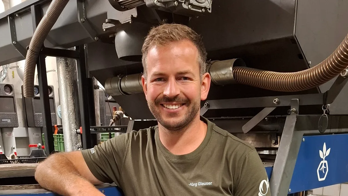 Jürg Glauser Pyrolyseanlage Jürg Glauser von der Biobaumschule Glauser in Noflen BE beheizt mit einer Pyrolyseanlage das Betriebsgebäude und das Bauernhaus. Nebst Wärme produziert die Anlage Biokohle, die als Bodenverbesserer eingesetzt werden kann und CO2 bindet.