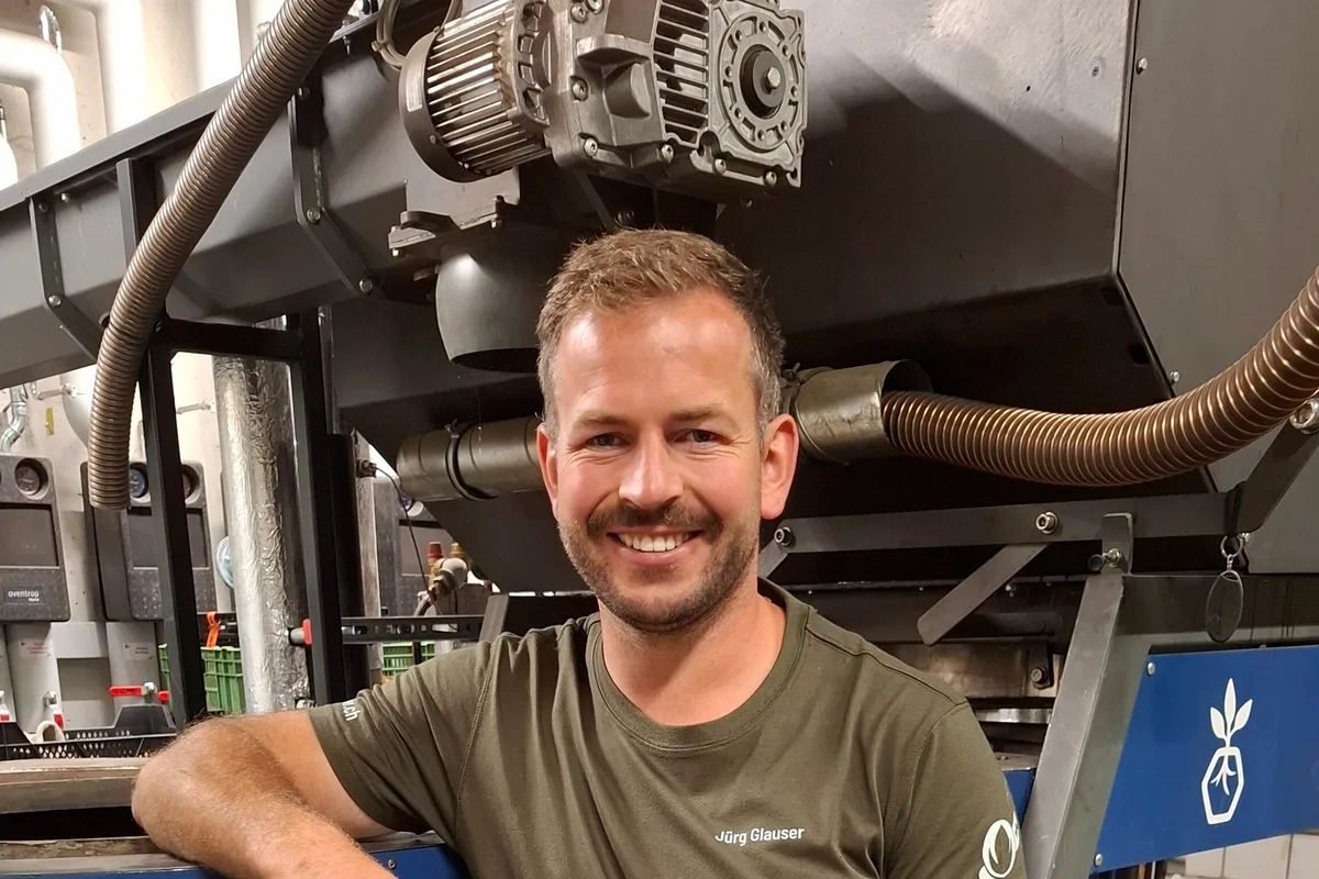 Jürg Glauser Pyrolyseanlage Jürg Glauser von der Biobaumschule Glauser in Noflen BE beheizt mit einer Pyrolyseanlage das Betriebsgebäude und das Bauernhaus. Nebst Wärme produziert die Anlage Biokohle, die als Bodenverbesserer eingesetzt werden kann und CO2 bindet.