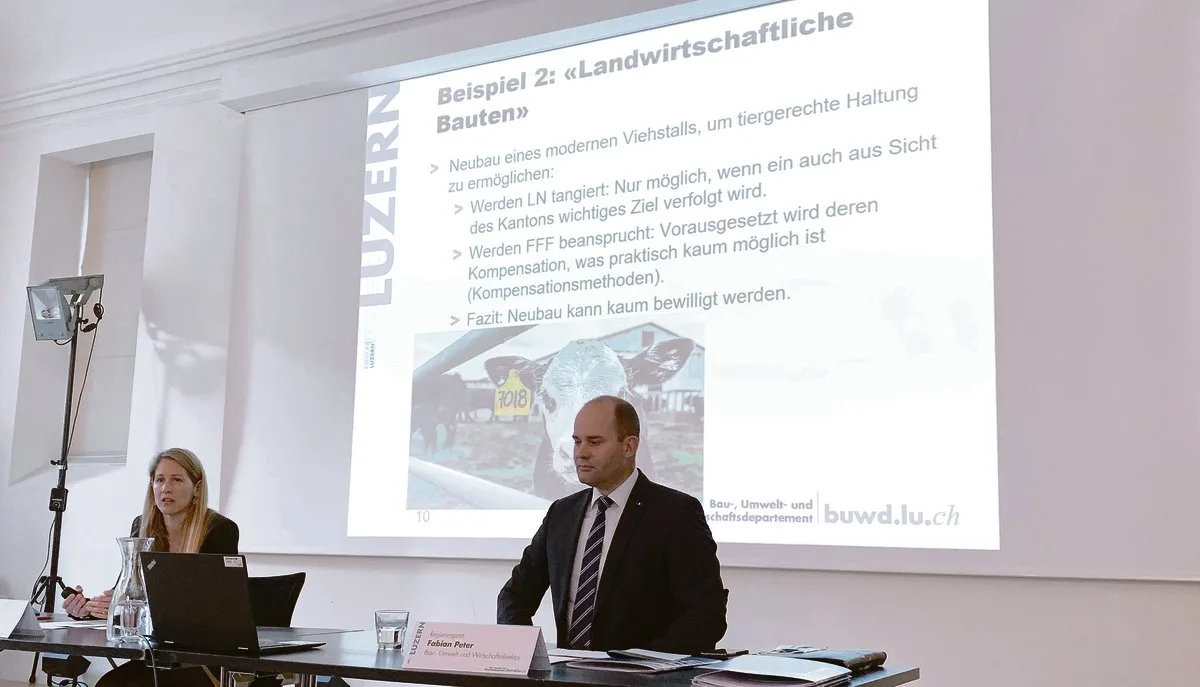 c7d76156681d107690151d81bd7374aa43aeba69 Regierungsrat Fabian Peter und Juristin Dagmar Jans erläutern die negativen Konsequenzen der Kulturlandinitiativen, auch für die Landwirtschaft. (Bild Josef Scherer)