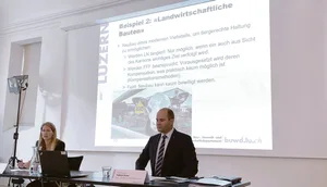 Regierungsrat Fabian Peter und Juristin Dagmar Jans erläutern die negativen Konsequenzen der Kulturlandinitiativen, auch für die Landwirtschaft. (Bild Josef Scherer)