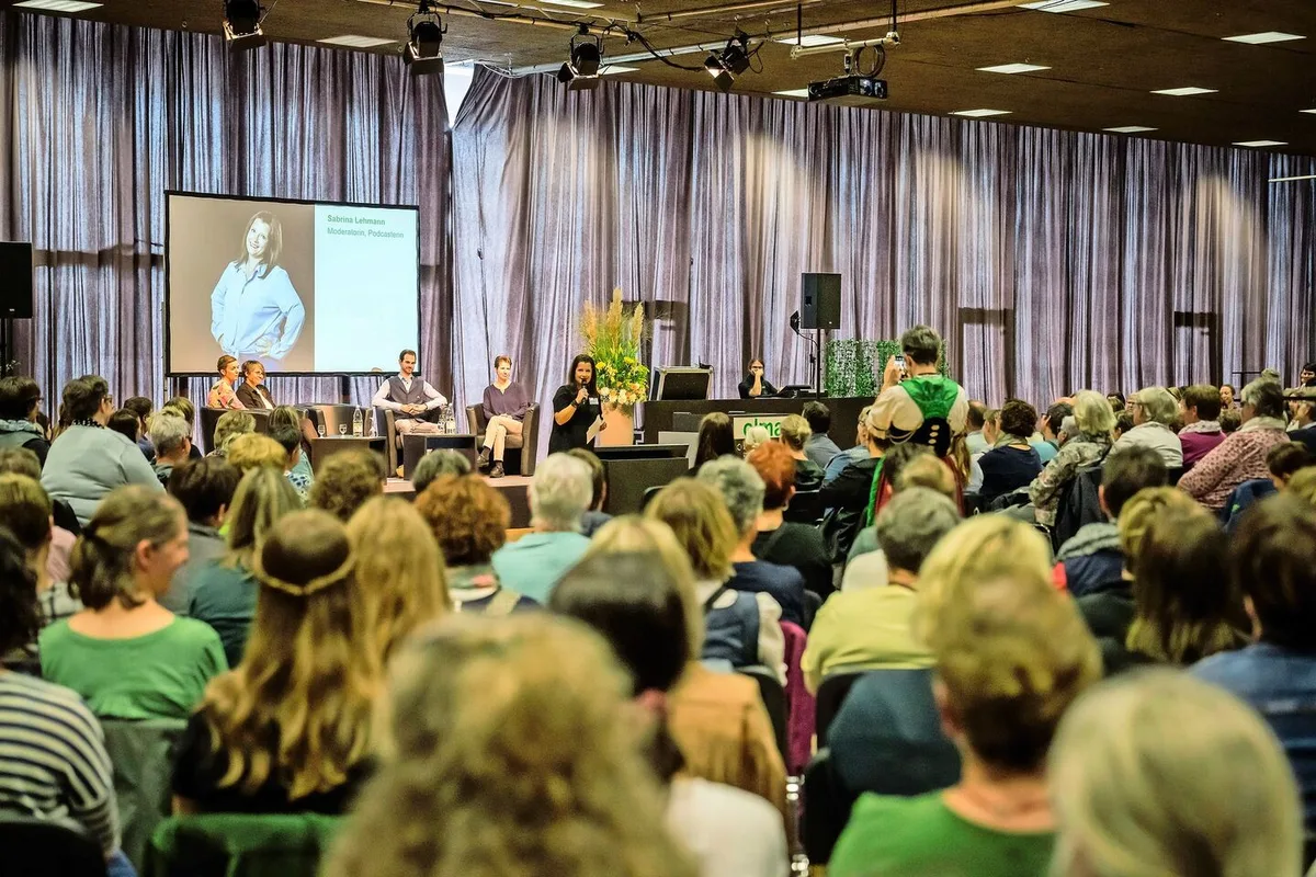 Am Tag der Bäuerin lauscht das Publikum interessiert den Referentinnen und Referenten, in diesem Jahr bereits zum 32. Mal.
