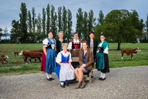 Die Kandidatinnen der «SRF bi de Lüt – Landfrauenküche» Staffel 17: (hinten, v.l.) Aurelia Nauer, Johanna Guillod, Agnes Hügli, Conny Berger, Larissa Jegen (vorne, v.l.) Rahel Baumann, Fränzi Mori