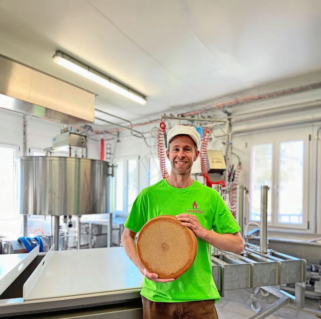 c8f30e4a0118bd71a9dea3f99fddd8f4eb64f53c238b22ca6e976c93d3f24974 Fabian Vollenweider in der Hofkäserei. Der gelernte Landwirt und Agrotechniker führt den Lindenhof zusammen mit seinem Bruder. Er ist mehr für Verarbeitung und Verkauf zuständig.