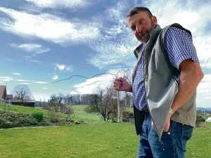 Xaver Schmidlin zeigt in seinem Garten beispielhaft die Suche nach Wasser mit einer Rute. Dank telepathischer Fähigkeiten erkennt er Wasservorkommen auch aus der Ferne. (Bilder Josef Scherer)