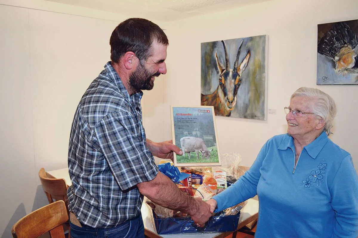 Erich Betschart, Präsident Viehzuchtverein Illgau, gratuliert Luise Rickenbacher für ihre treuen Dienste.