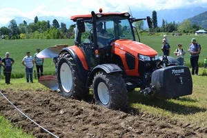 An der Maschinendemo wurde unter anderem ein klassischer Pflug vorgeführt. (Bild jsc)