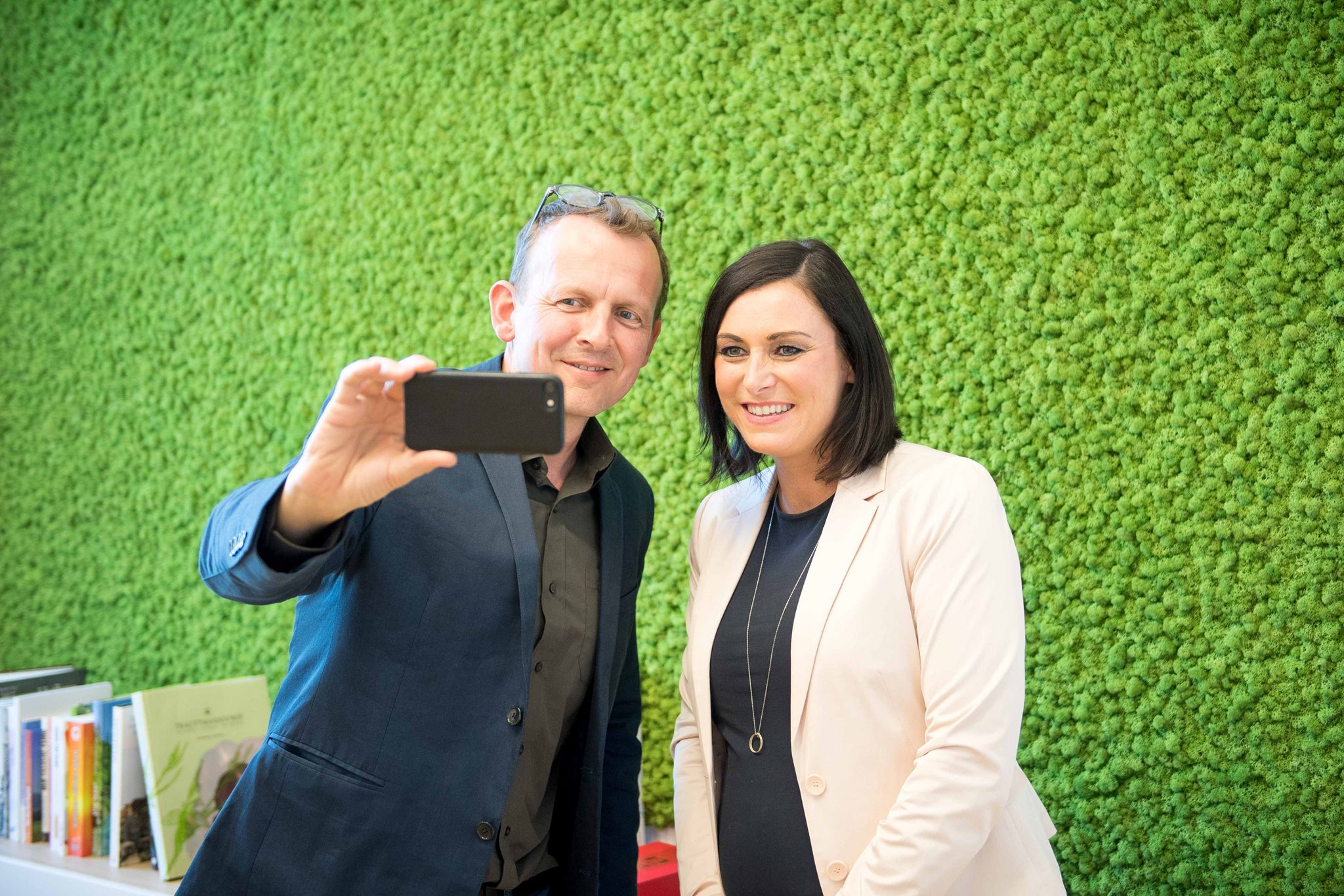 Selfie vor dem vermeintlichen Rasenteppich, der eigentlich lebendiges Moos ist: Österreichs Agrarministerin Köstinger mit BauernZeitung-Chefredaktor Adrian Krebs. (Bild BMNT / Paul Gruber)