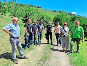 Die Reisegruppe des BBZN und der Lawa in den innovativen Obstkulturen der Fachschule Silberberge.