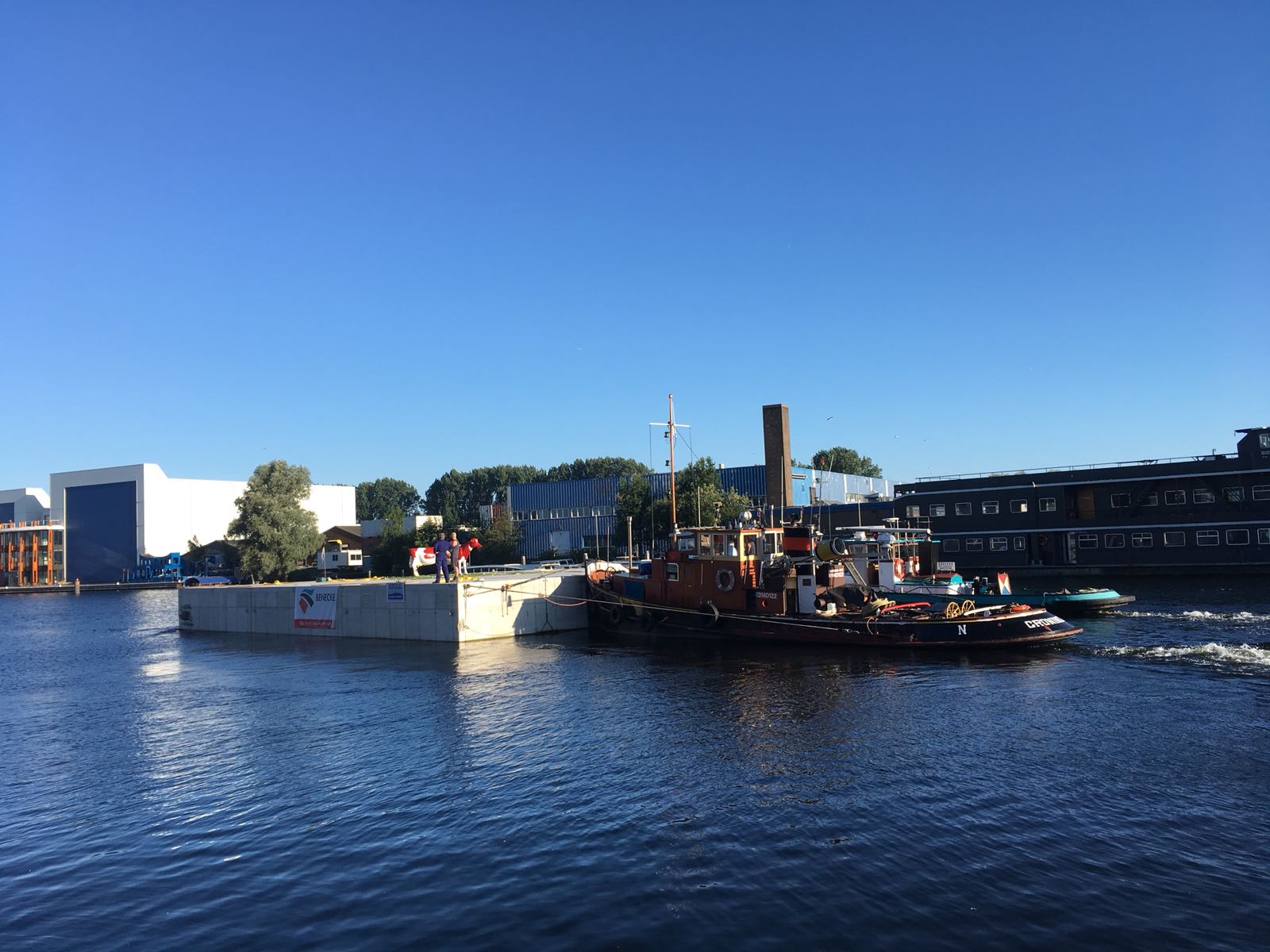 Das Floss im Rohbau auf dem Weg nach Rotterdam. (Bild Twitter)