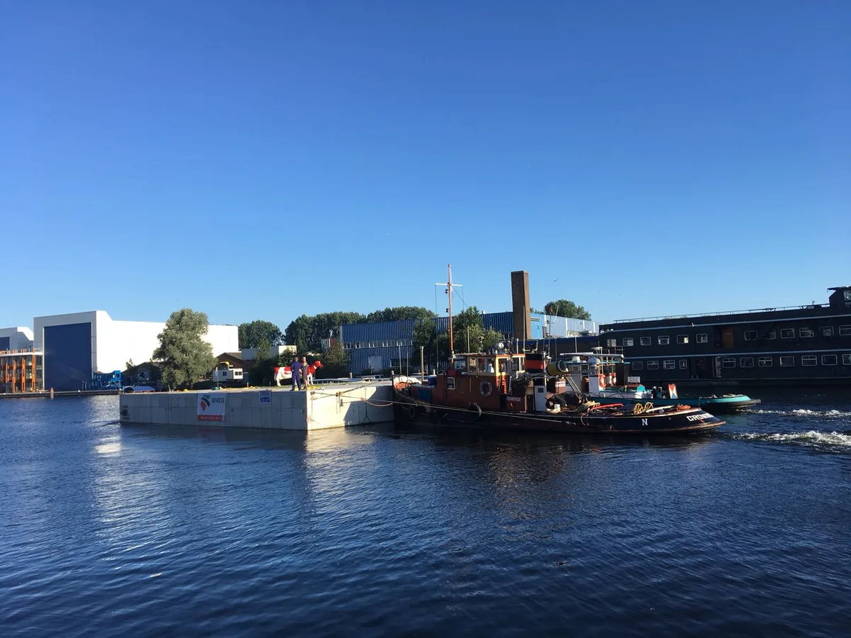 2889ab6aed76a81c32857a433ea4b7757ad85b93 Das Floss im Rohbau auf dem Weg nach Rotterdam. (Bild Twitter)