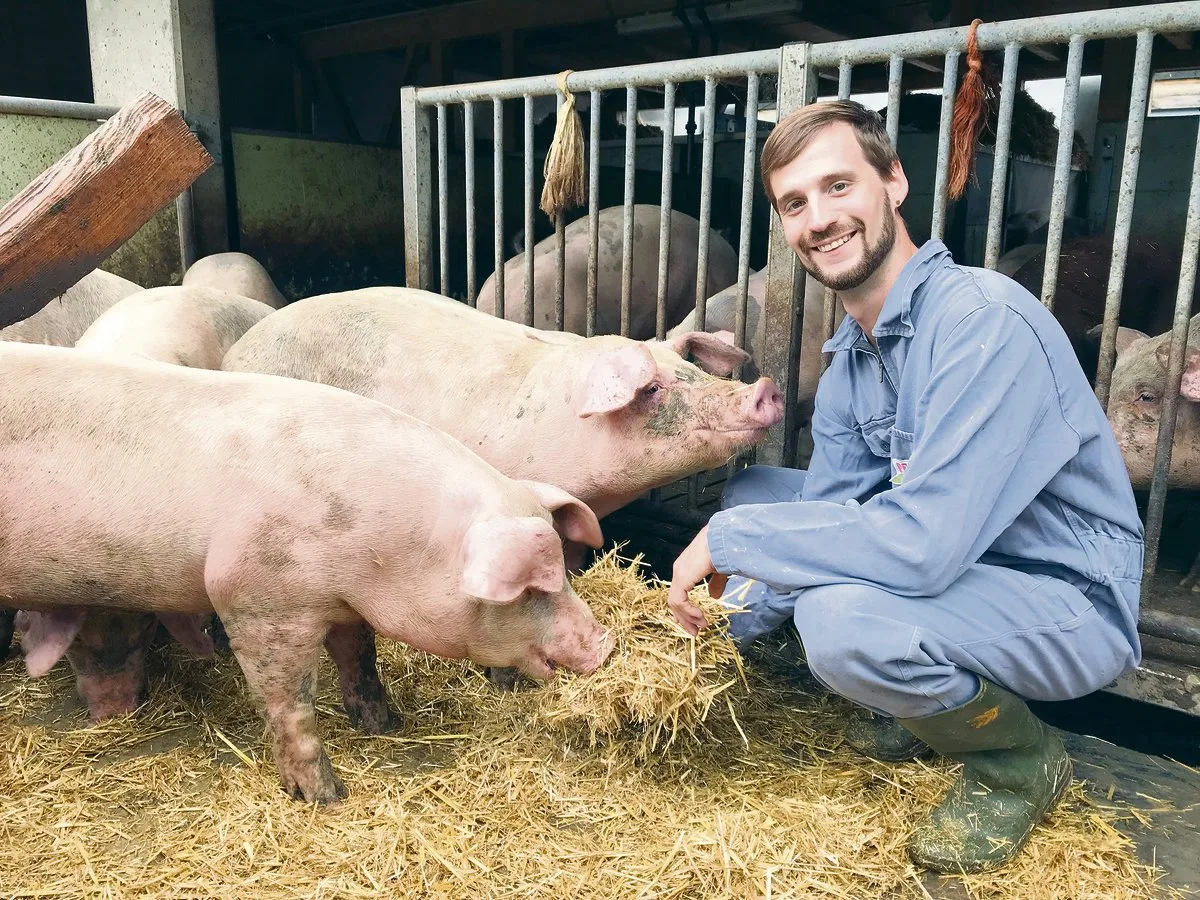 ee197ef465c672d04f4b8375e7f66d18ed30b019 «Die Arbeit mit den Schweinen bereitet mir Spass und Freude»: der gelernte Milchtechnologe, Schweinemäster und Agronom Philipp Egli sieht sich als Bindungsstelle zwischen Forschung, Ausbildung und Praxis. (Bild Strickhof)