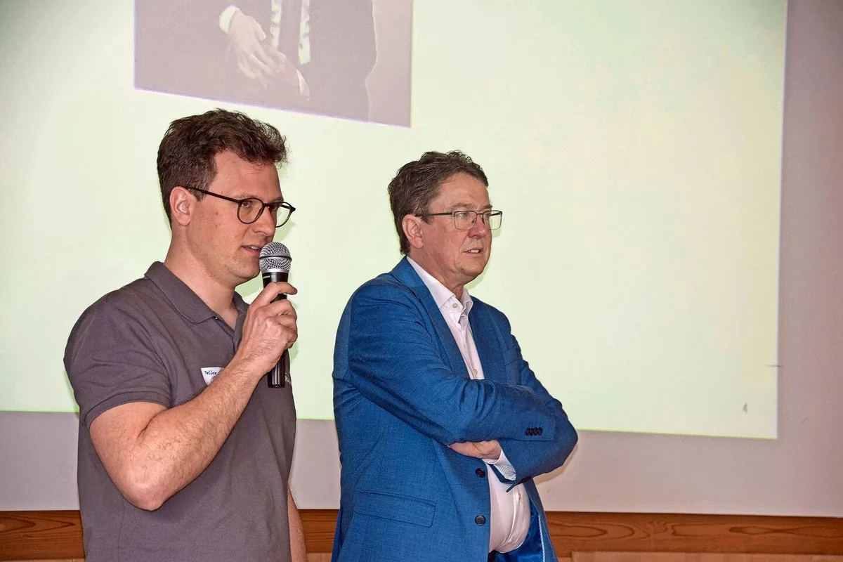 59d995924cdd95183e2a7cd3820b64f9bdf88a4afa96cbf16c16eb167cb04042 Michael Feller (links), Forschender an der HAFL in Zollikofen BE, und Bundesrat Albert Rösti referierten am dritten Forum Alpwirtschaft am Inforama Berner Oberland in Hondrich.