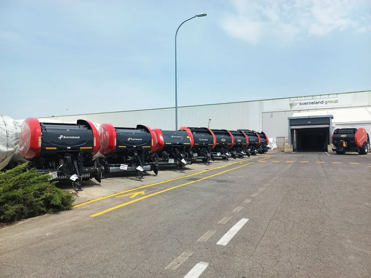 df9951cf2a0d563f6b1ad0cd5274a2670ad7652434fa60118fcd4a81bca89510 Rundballenpressen-Fabrik bei Kverneland-Group