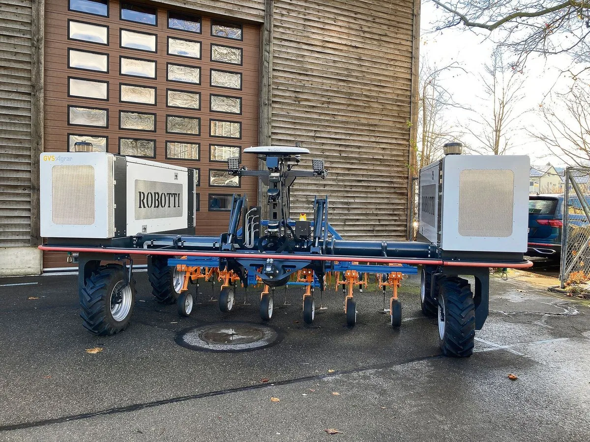 003751830ca77fe27dd30c66482d5d66e1fb1714dac594e85280bb973e740e86 Auf der Swiss Future Farm in Tänikon wird der autonome Werkzeugträger «Robotti» der dänischen Firma Agrointelli eingesetzt.
